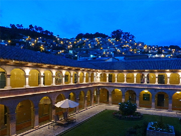 Hotel BM Courtyard